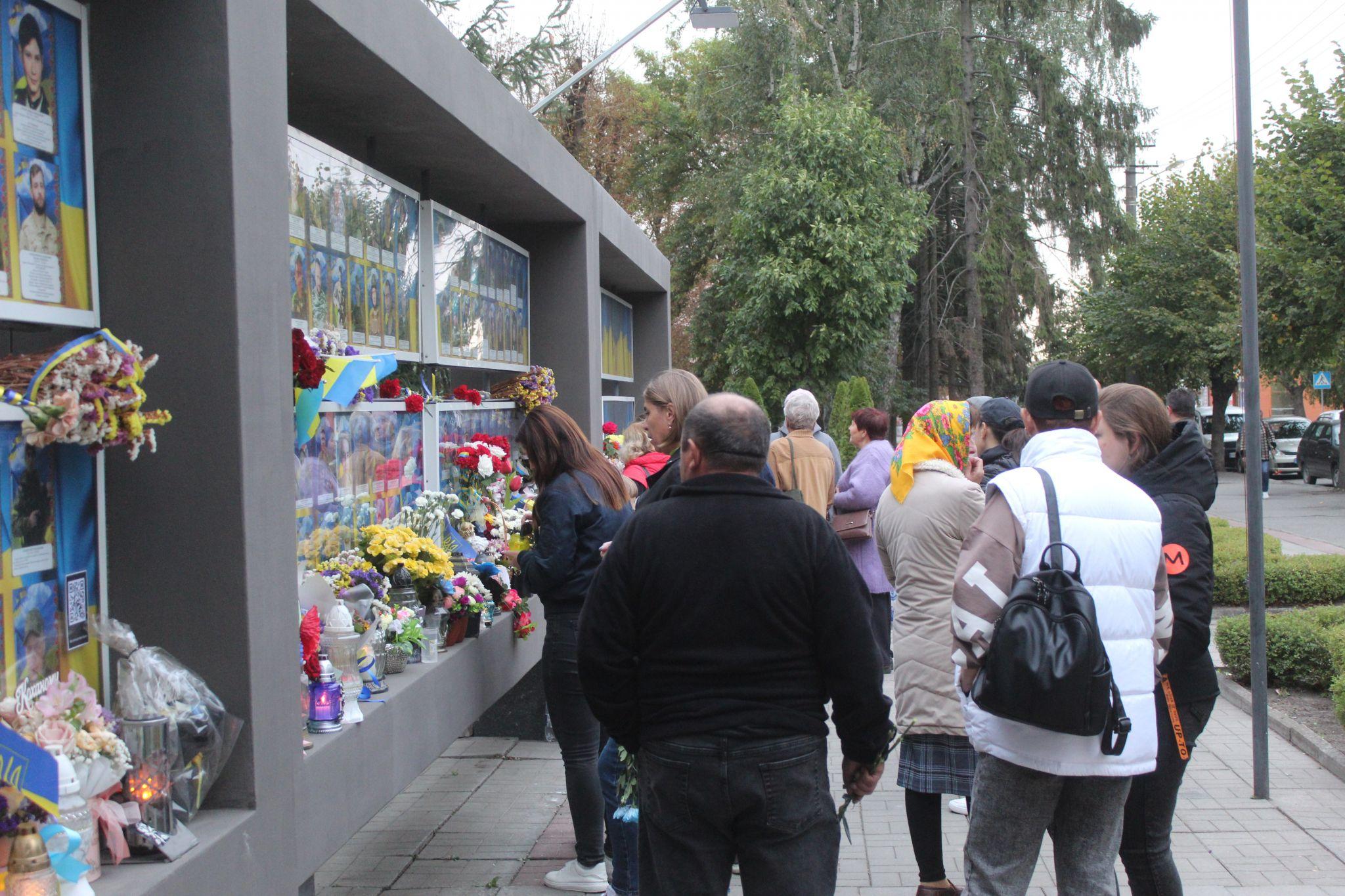 Новини Козятина - фото з Живі, допоки пам’ятаємо. В молитві за загиблими воїнами відспівали 140 імен Героїв