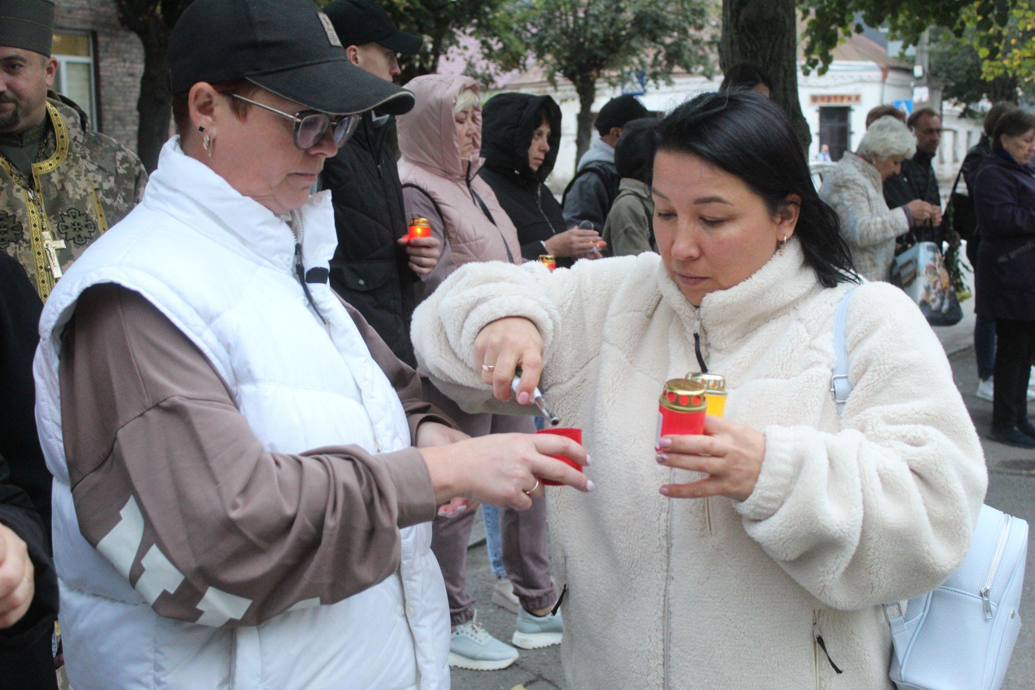 Новини Козятина - фото з Живі, допоки пам’ятаємо. В молитві за загиблими воїнами відспівали 140 імен Героїв