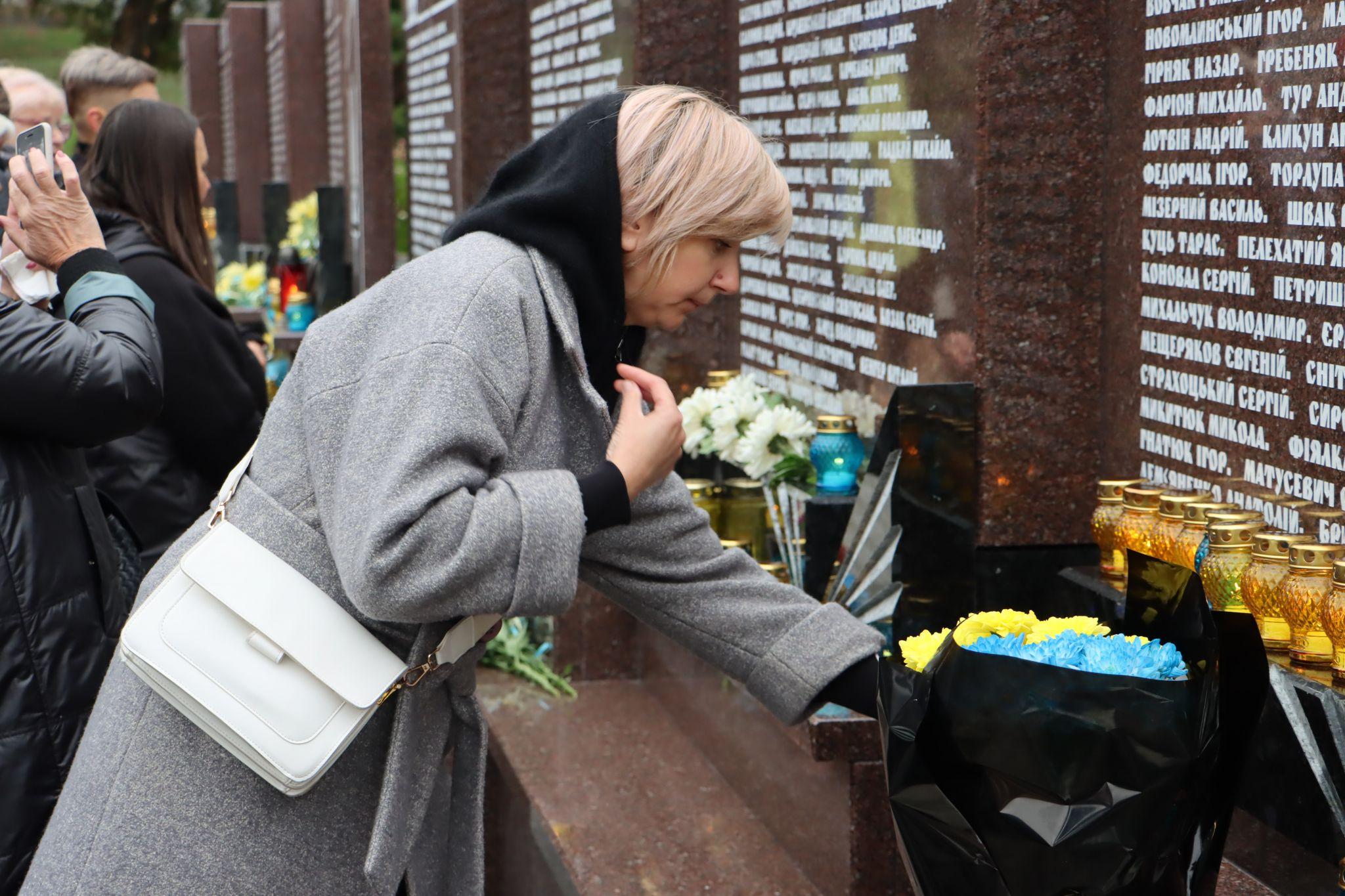 Новини Тернополя - фото з Відкрили стелу з іменами полеглих за Україну Героїв у Тернополі: як усе відбувалося