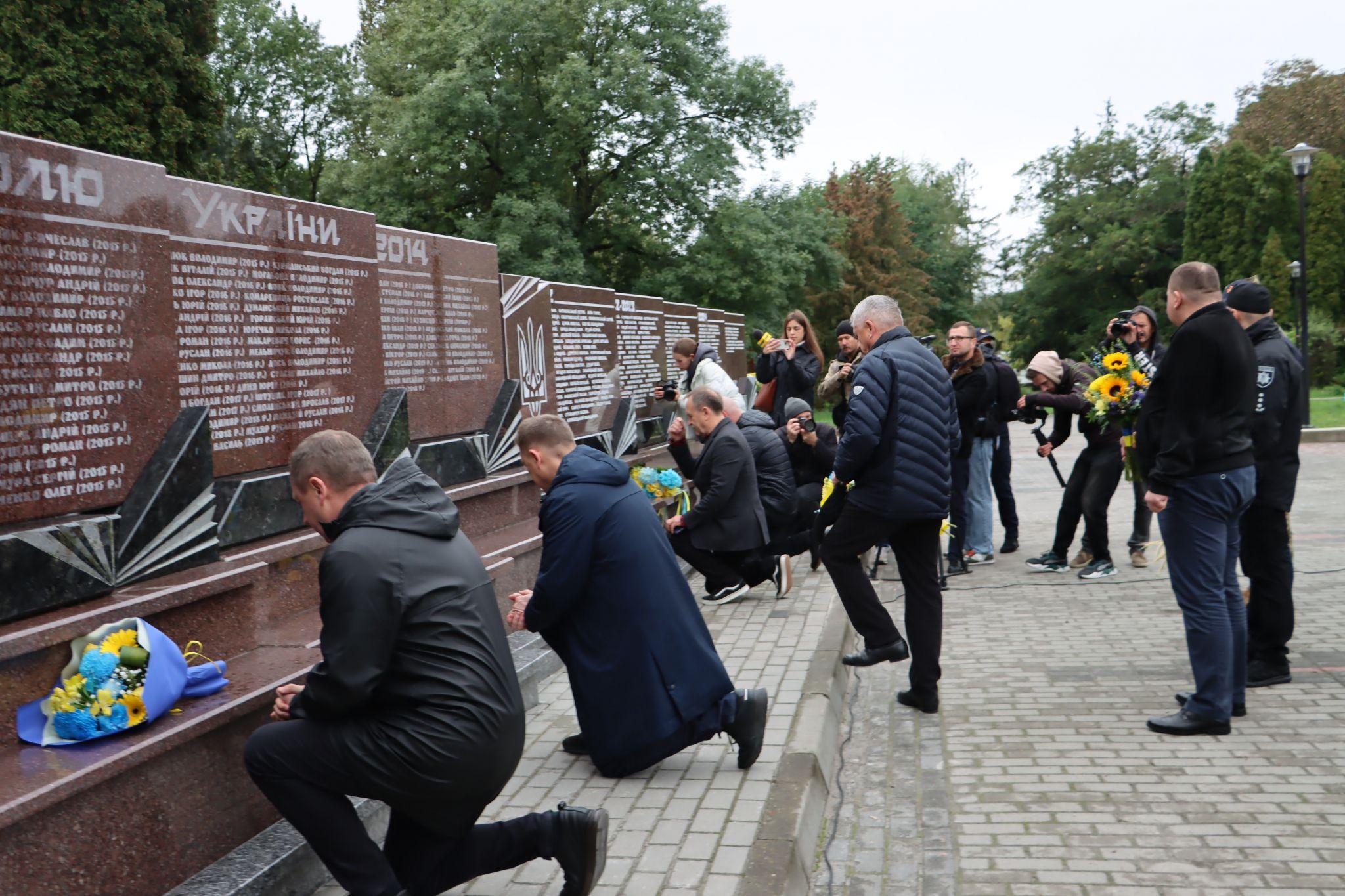 Новини Тернополя - фото з Відкрили стелу з іменами полеглих за Україну Героїв у Тернополі: як усе відбувалося