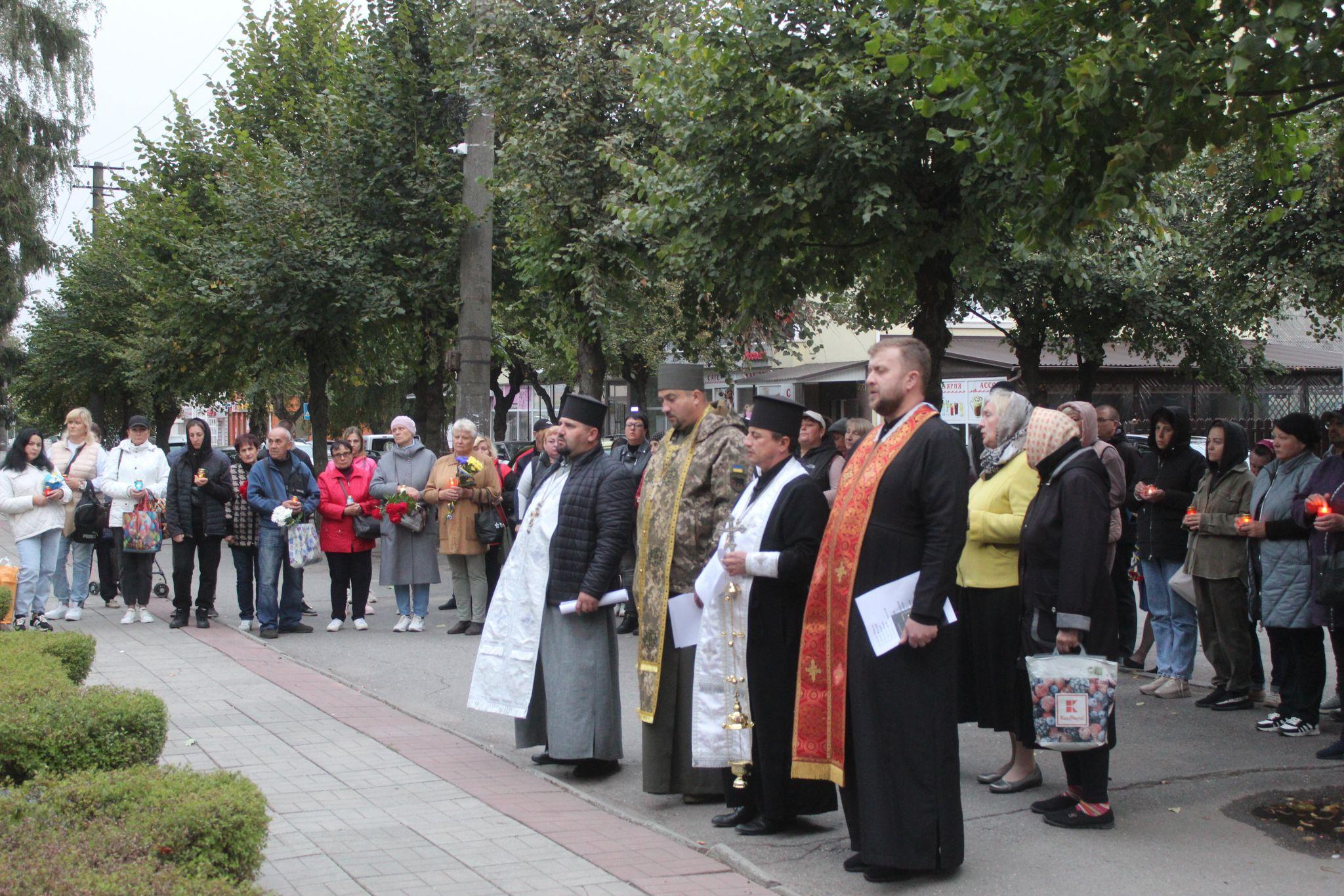 Новини Козятина - фото з Живі, допоки пам’ятаємо. В молитві за загиблими воїнами відспівали 140 імен Героїв