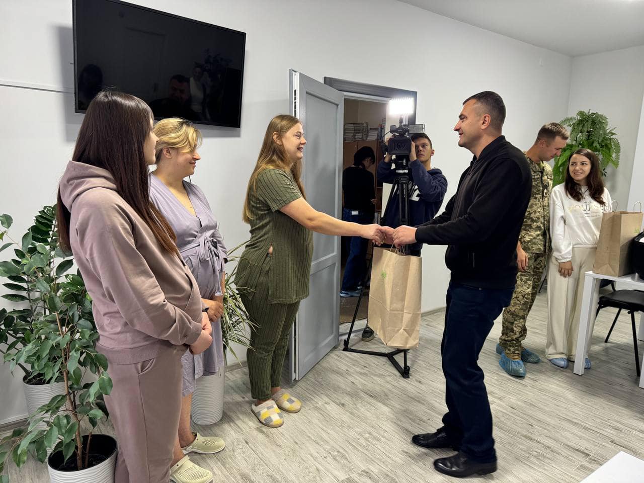 Новини Хмельницького - фото з І дівчаток, і хлопчиків – порівну: у Хмельницькому привітали мам, які народили у День міста