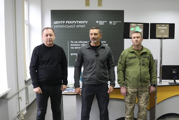 Новини Тернополя - фото з У Тернополі з'явився центр рекрутингу української армії На зображенні може бути: 3 людини та текст