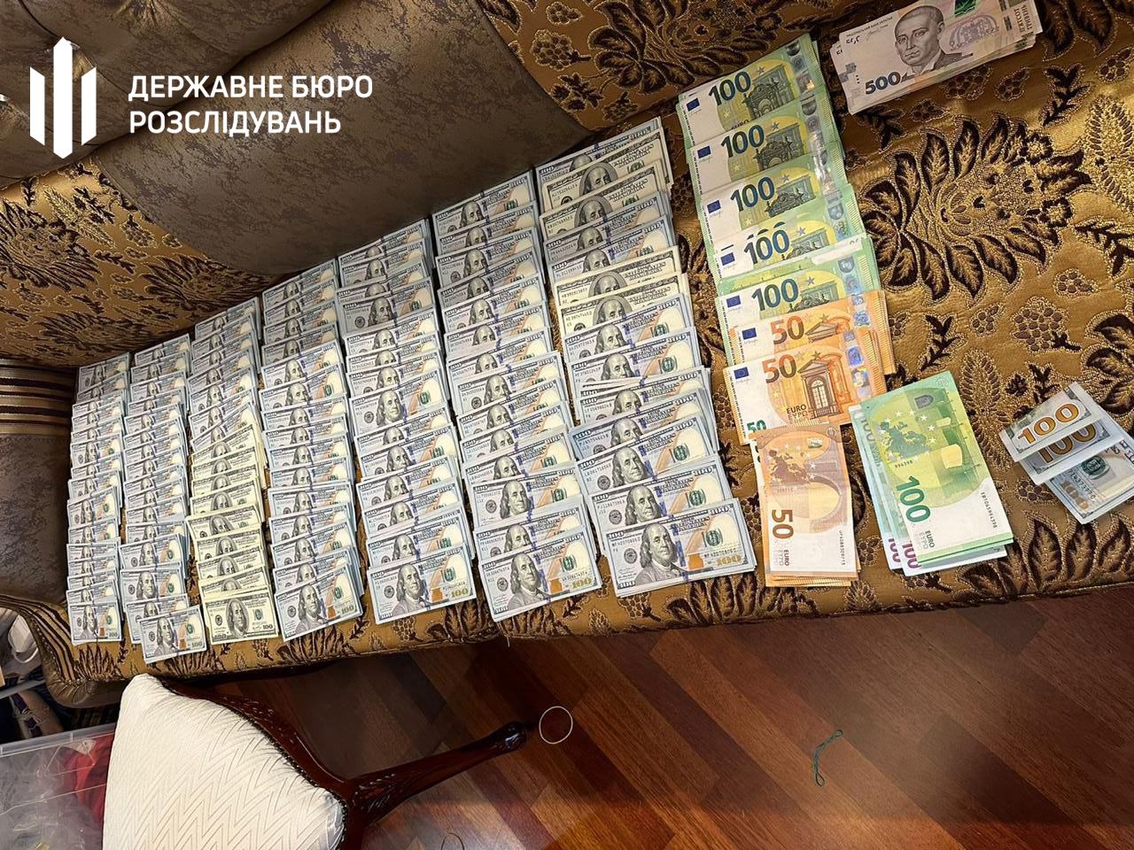 Новини Хмельницького - фото з Обшуки в сімʼї Крупи: знайшли списки «ухилянтів» та мільйони доларів Возможно, это изображение деньги и текст