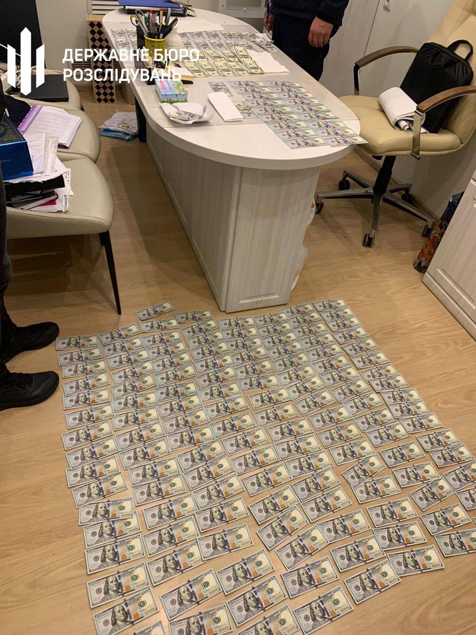 Новини Хмельницького - фото з Обшуки в сімʼї Крупи: знайшли списки «ухилянтів» та мільйони доларів Возможно, это изображение 1 человек и текст