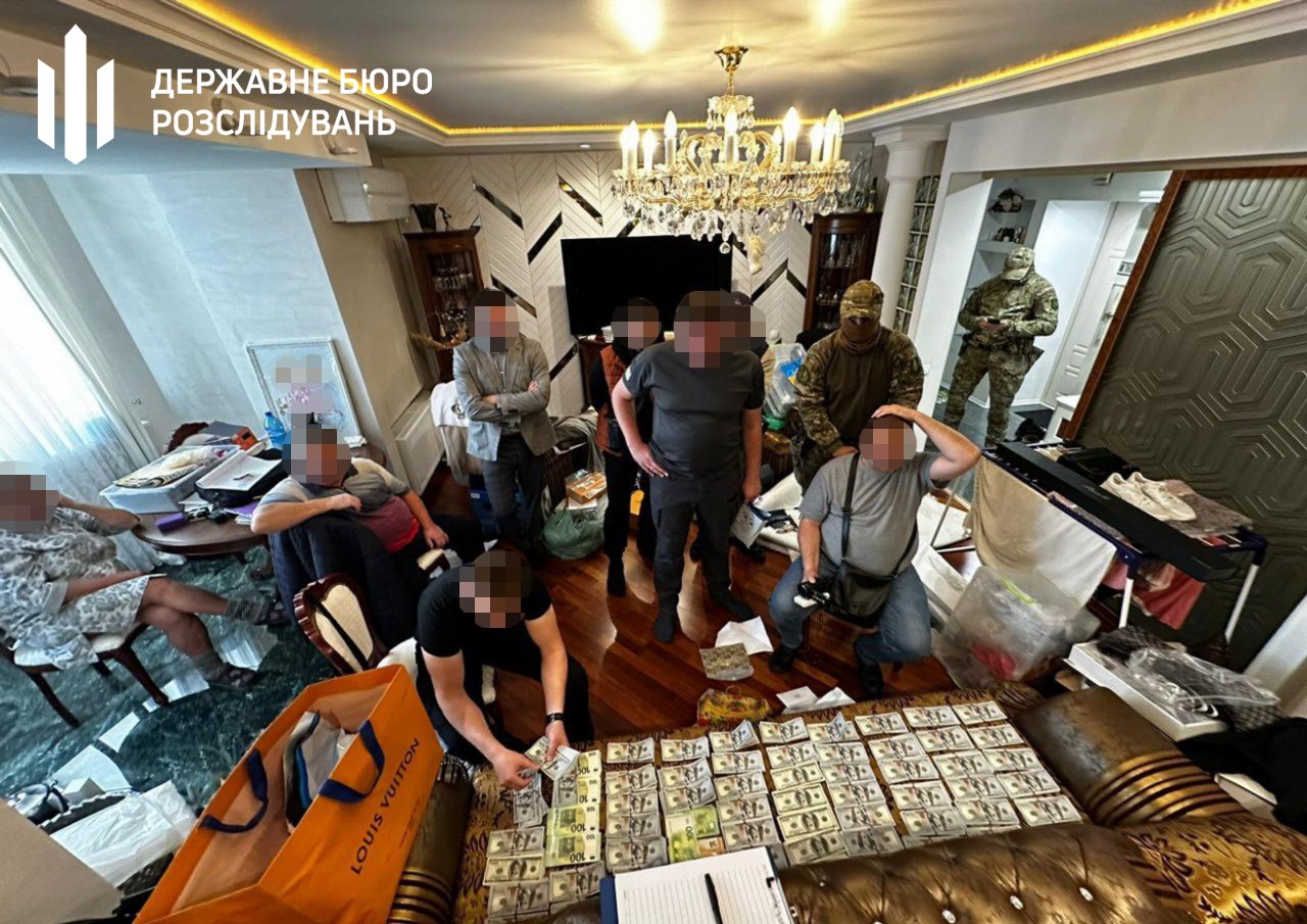 Новини Хмельницького - фото з Обшуки в сімʼї Крупи: знайшли списки «ухилянтів» та мільйони доларів Возможно, это изображение 5 человек, внутри помещения и текст