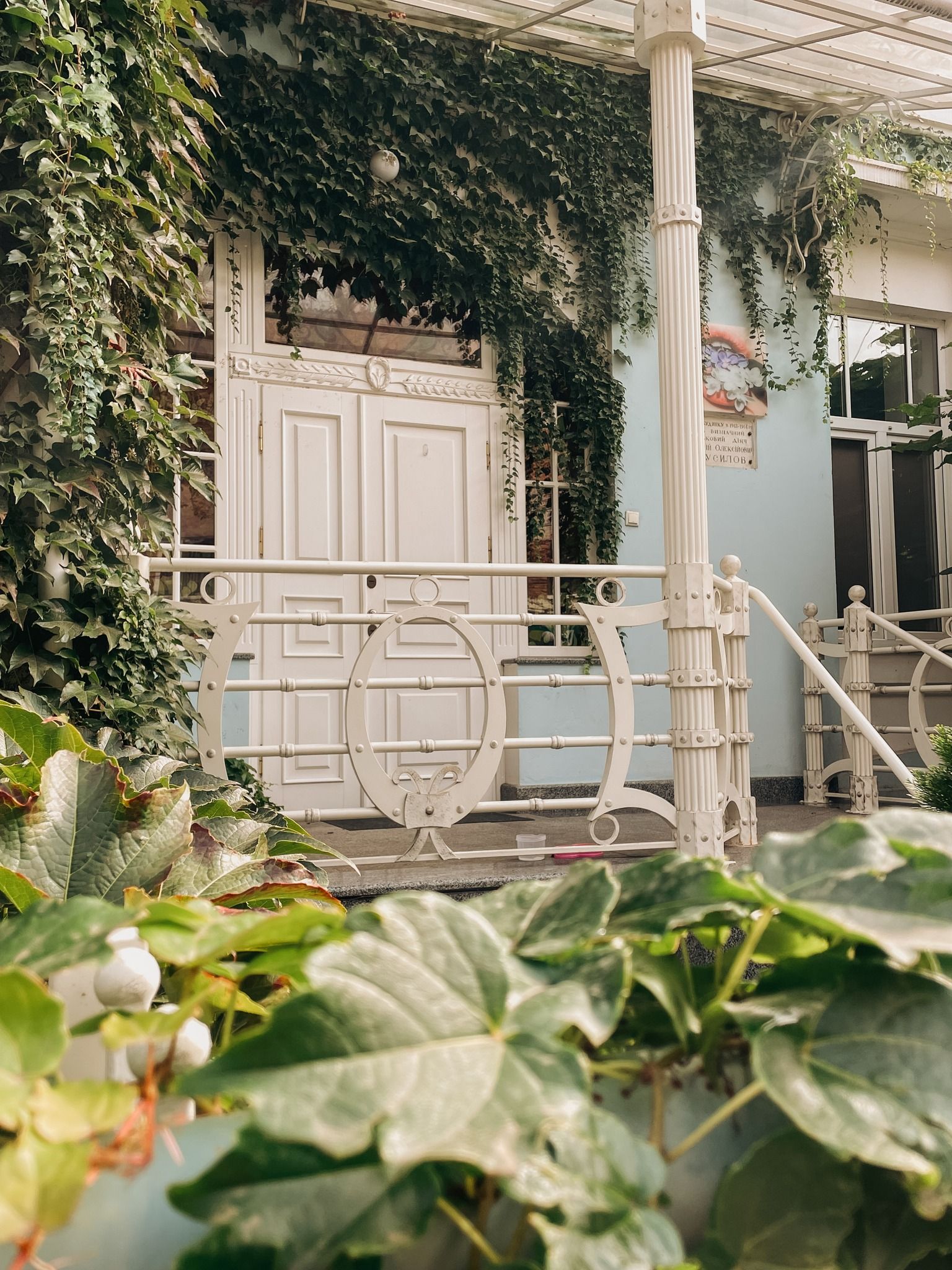 Новини Вінниці - фото з Горельєф, на якому зображені муза з арфою та янголи, — про віллу архітектора Артинова в серці Вінниці