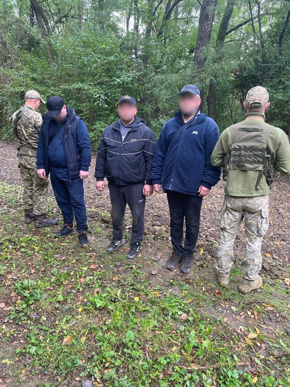 Новини Тернополя - фото з Через кукурудзяні поля до Угорщини намагались перейти троє чоловіків з Тернопільщини. Що їм загрожує На зображенні може бути: 5 людей