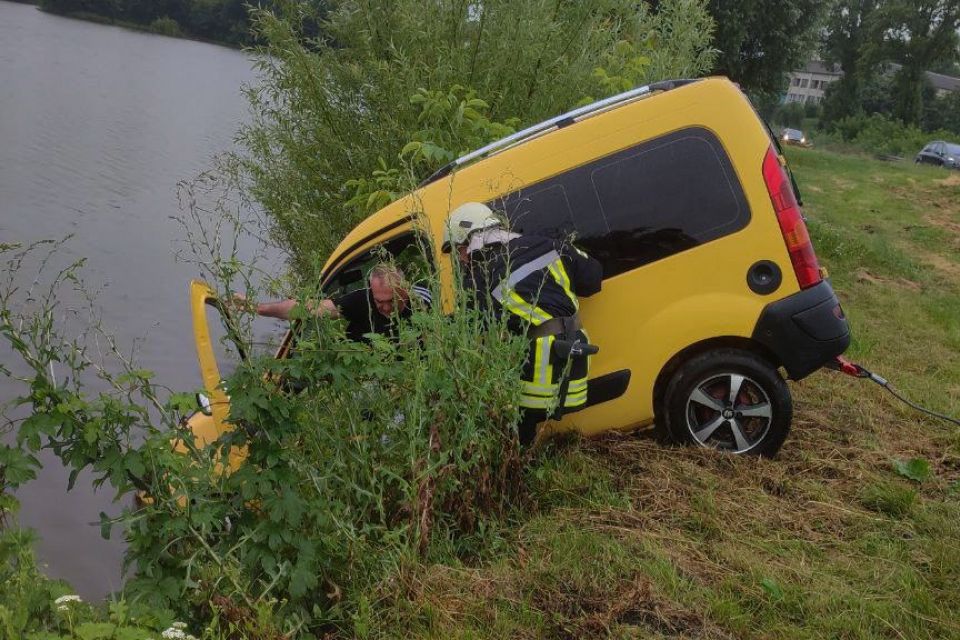 Новини Тернополя - фото з ДТП в Колодіївці: автомобіль вилетів з дороги та опинився у водоймі ДТП у Колодіївці — авто з'їхало в ставок