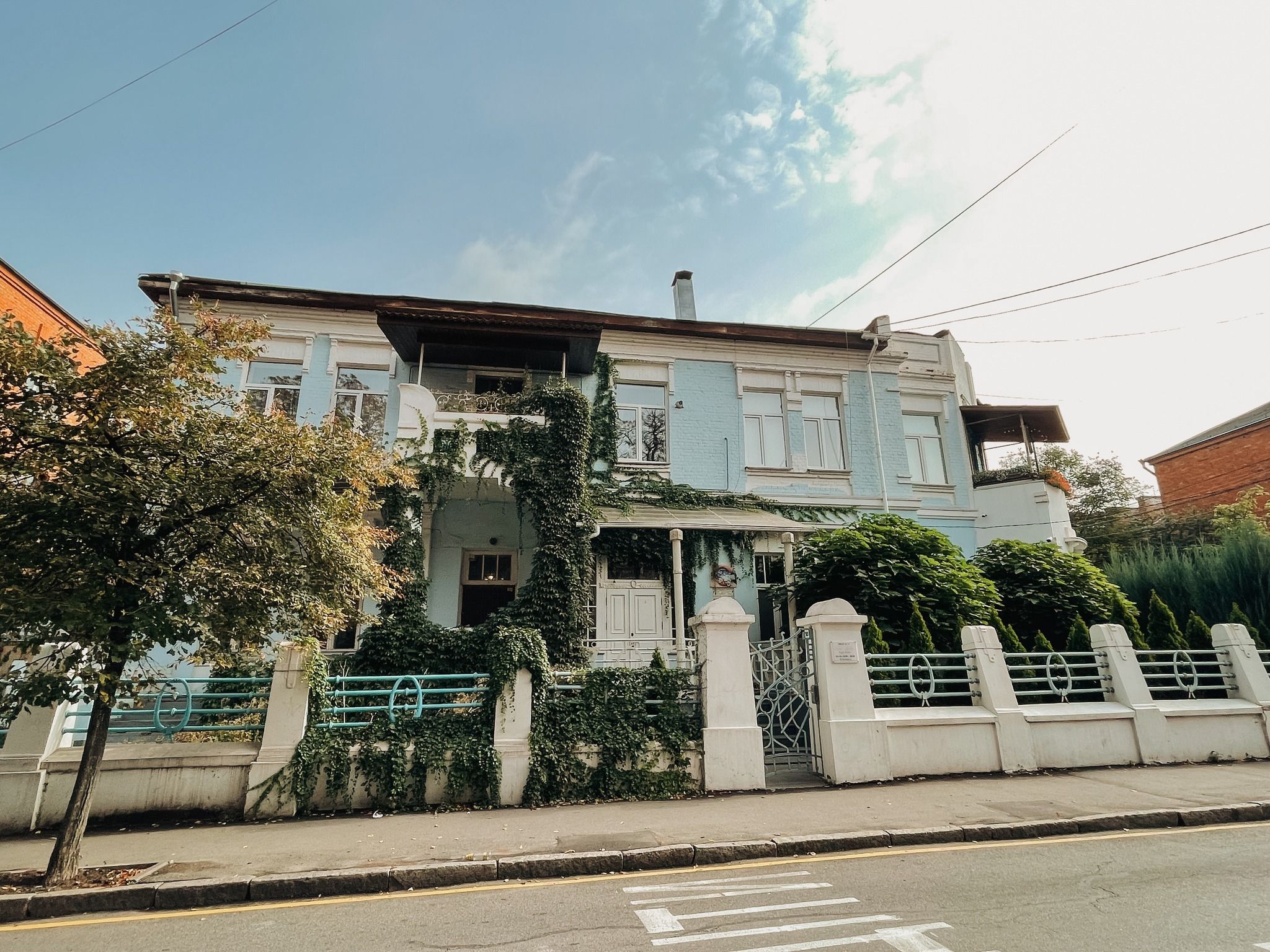 Новини Вінниці - фото з Горельєф, на якому зображені муза з арфою та янголи, — про віллу архітектора Артинова в серці Вінниці