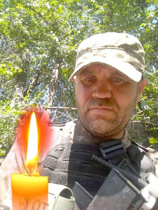 На зображенні може бути: 1 особа, запальничка та текст