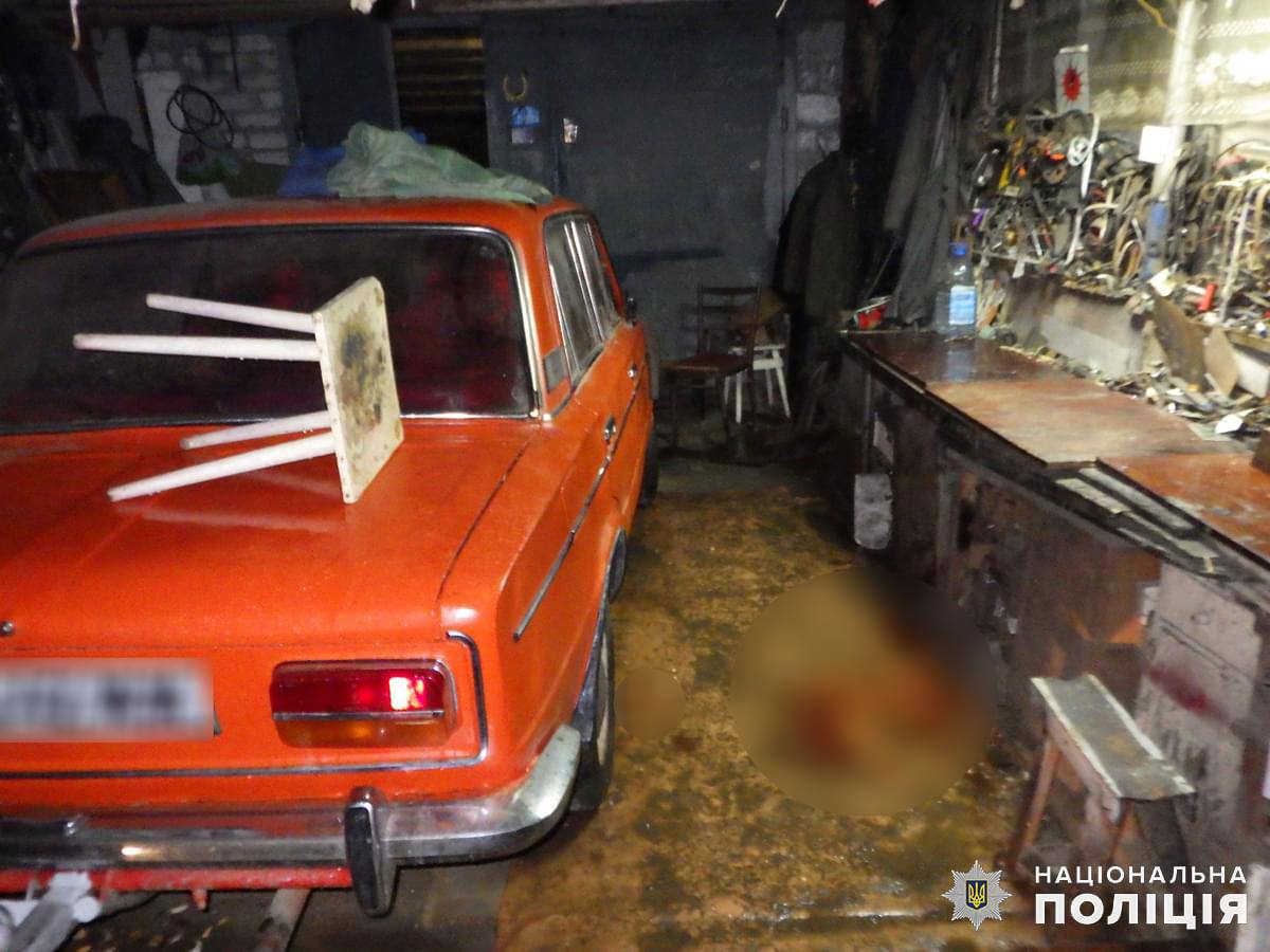 Новини Житомира - фото з Вдарив сина кілька разів кувалдою по голові: у Житомирі батько побив 25-річного сина