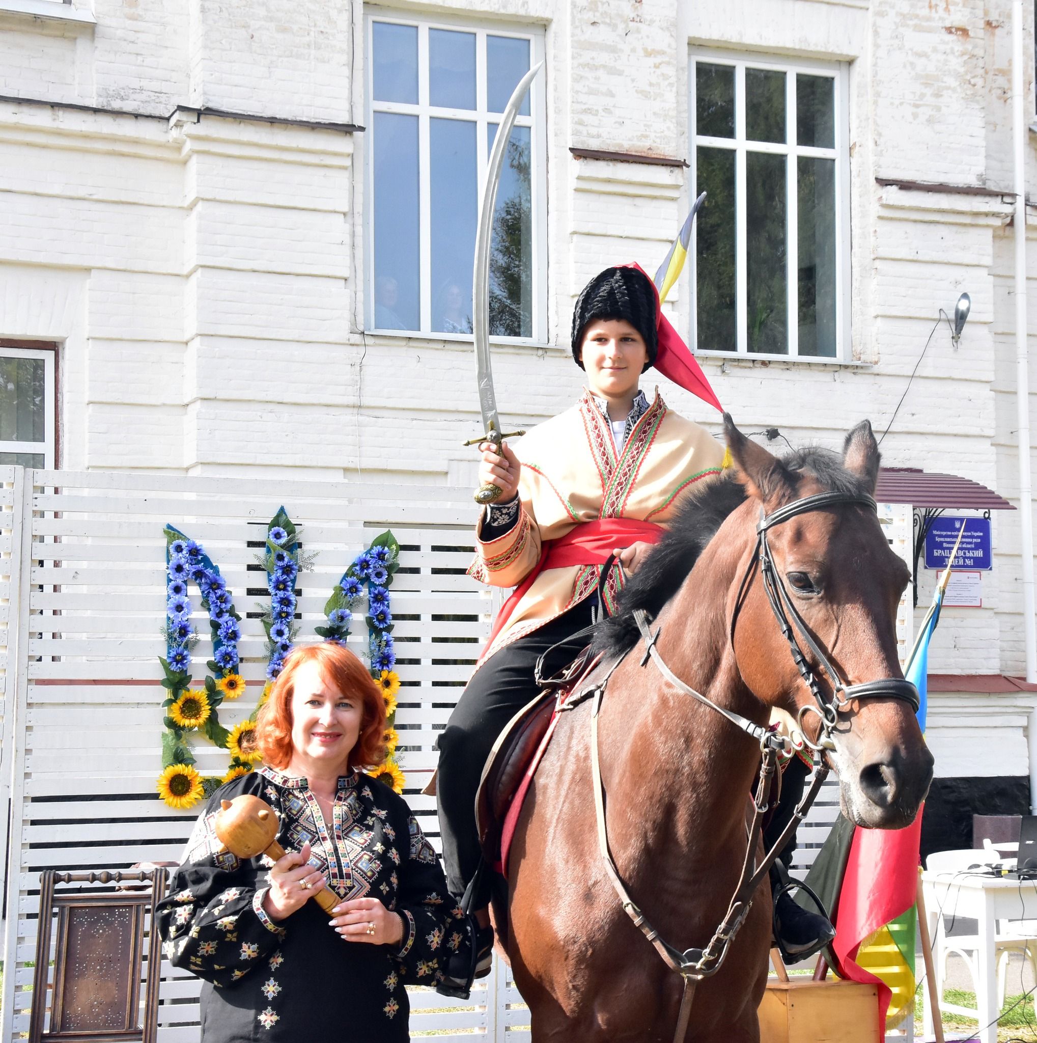 Новини Вінниці - фото з На 110-річчя школи у Брацлаві зібрали 110 тисяч гривень. Що є у цьому закладі таке, чого нема в інших?