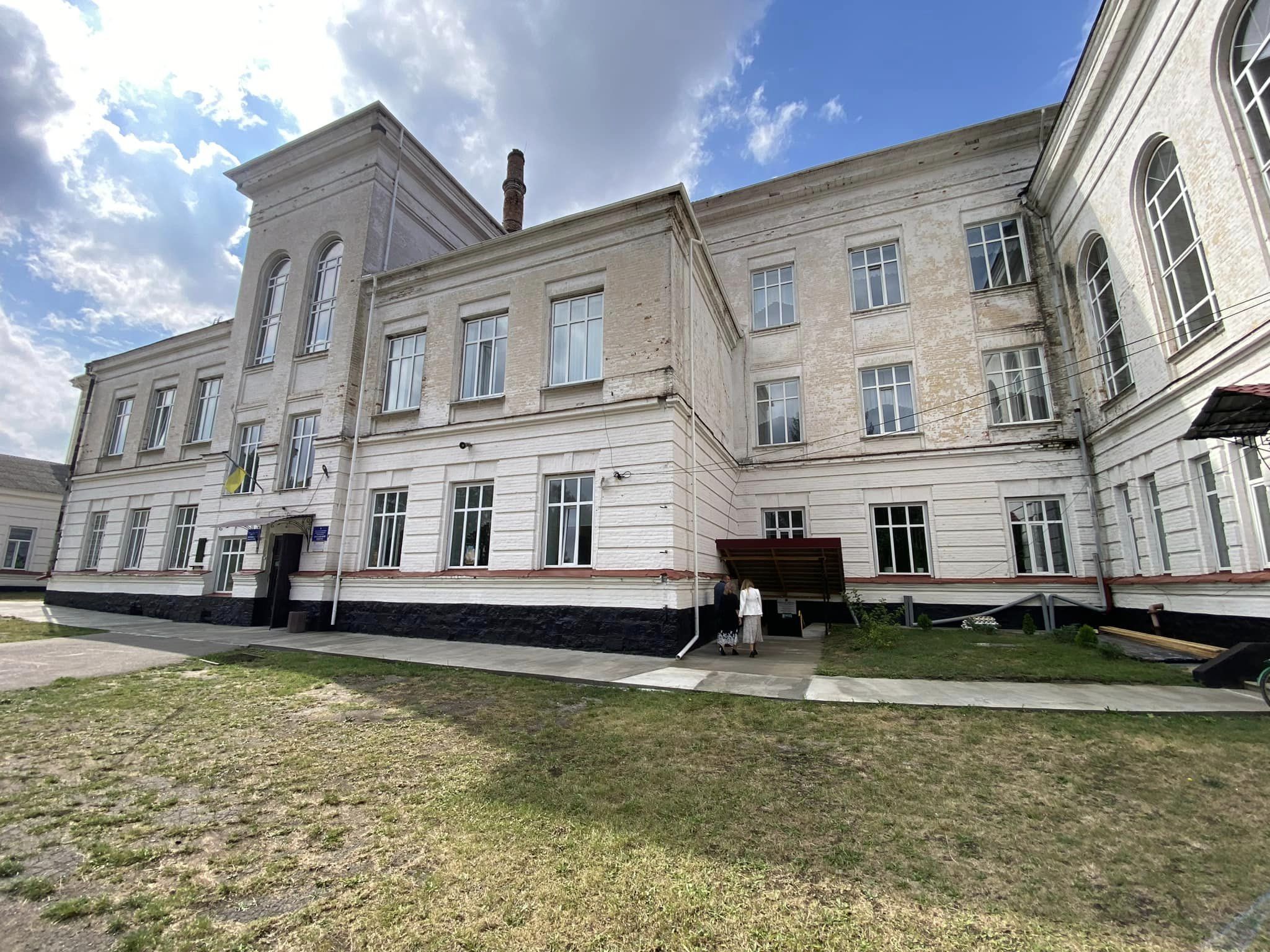 Новини Вінниці - фото з На 110-річчя школи у Брацлаві зібрали 110 тисяч гривень. Що є у цьому закладі таке, чого нема в інших?