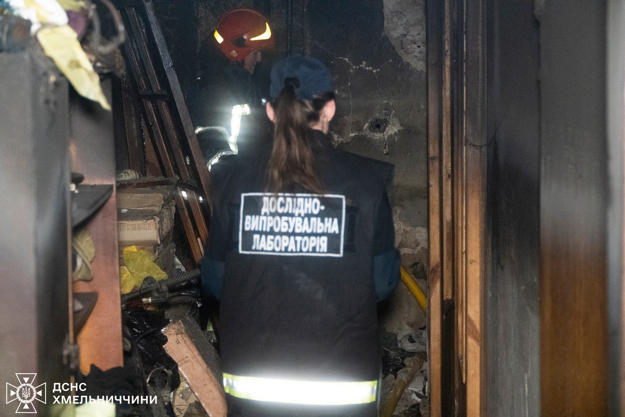 На зображенні може бути: 1 особа та текст «дослидно- ВИПРОБУвАлЬнА ЛАБОРАТОРИЯ ДСНС ХМЕЛЬ ХМЕЛЬНИЧЧИНИ»