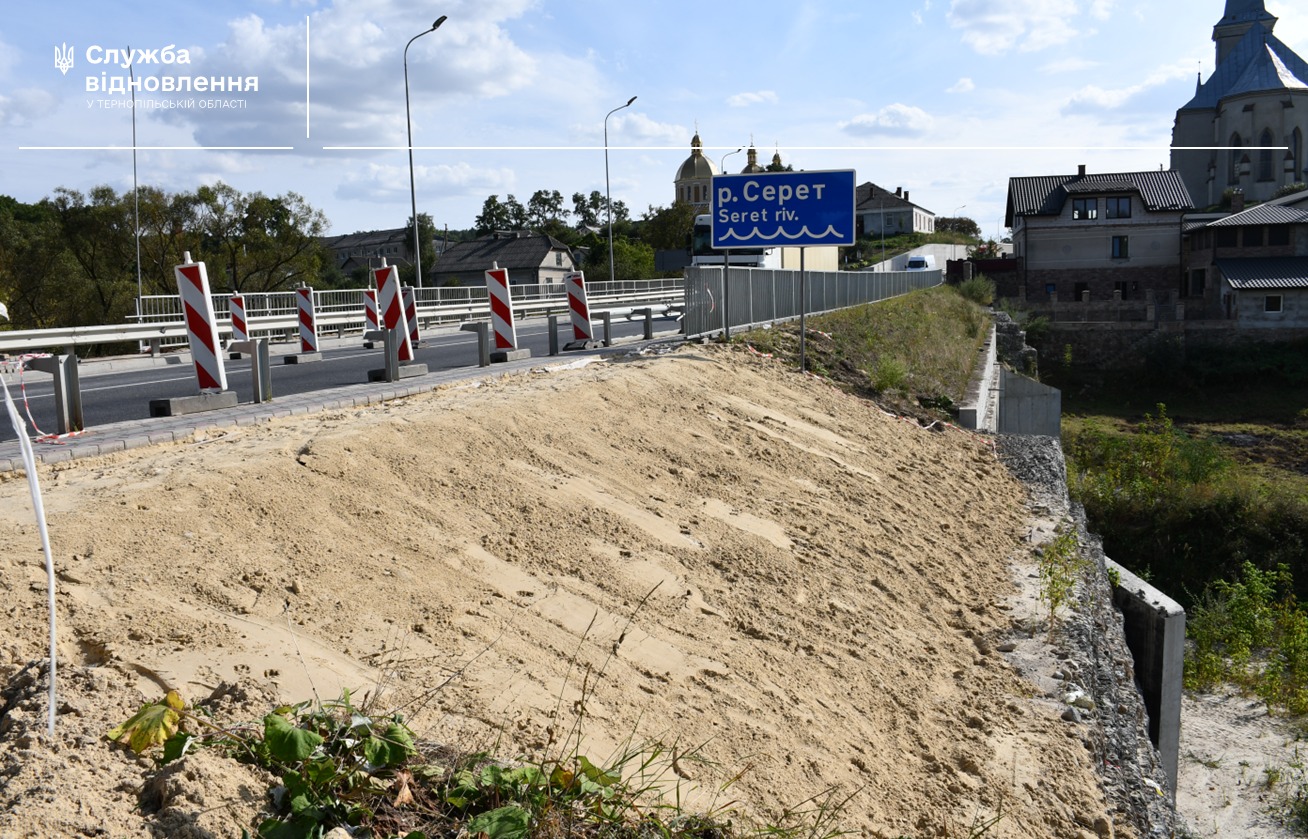 Новини Тернополя - фото з Який вигляд має міст у Струсові, який одразу після ремонту пошкодила злива На зображенні може бути: 1 особа, дорога та текст