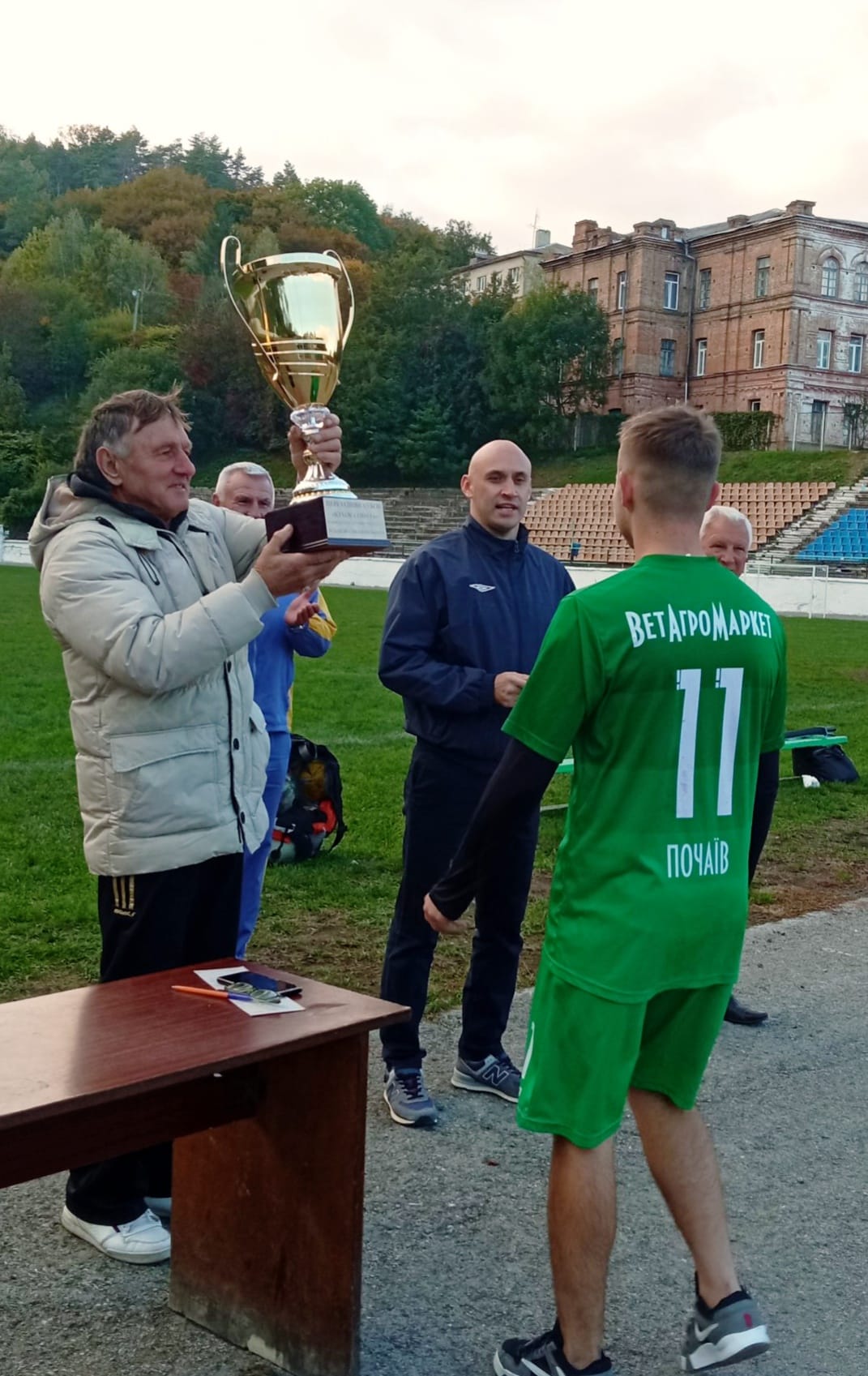 Новини Тернополя - фото з Кубок Сокола: на Тернопільщині провели змагання в пам’ять про футболіста, який героїчно загинув На зображенні може бути: 3 людини, люди грають у футбол, гравці в футбол та текст