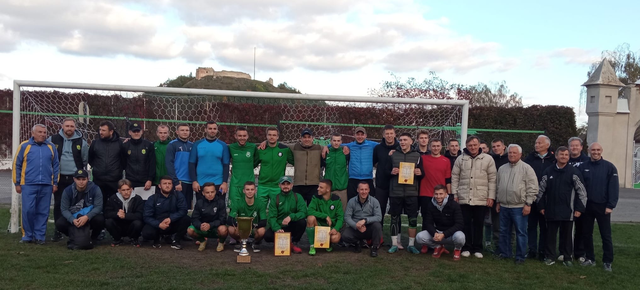 Новини Тернополя - фото з Кубок Сокола: на Тернопільщині провели змагання в пам’ять про футболіста, який героїчно загинув На зображенні може бути: 6 людей