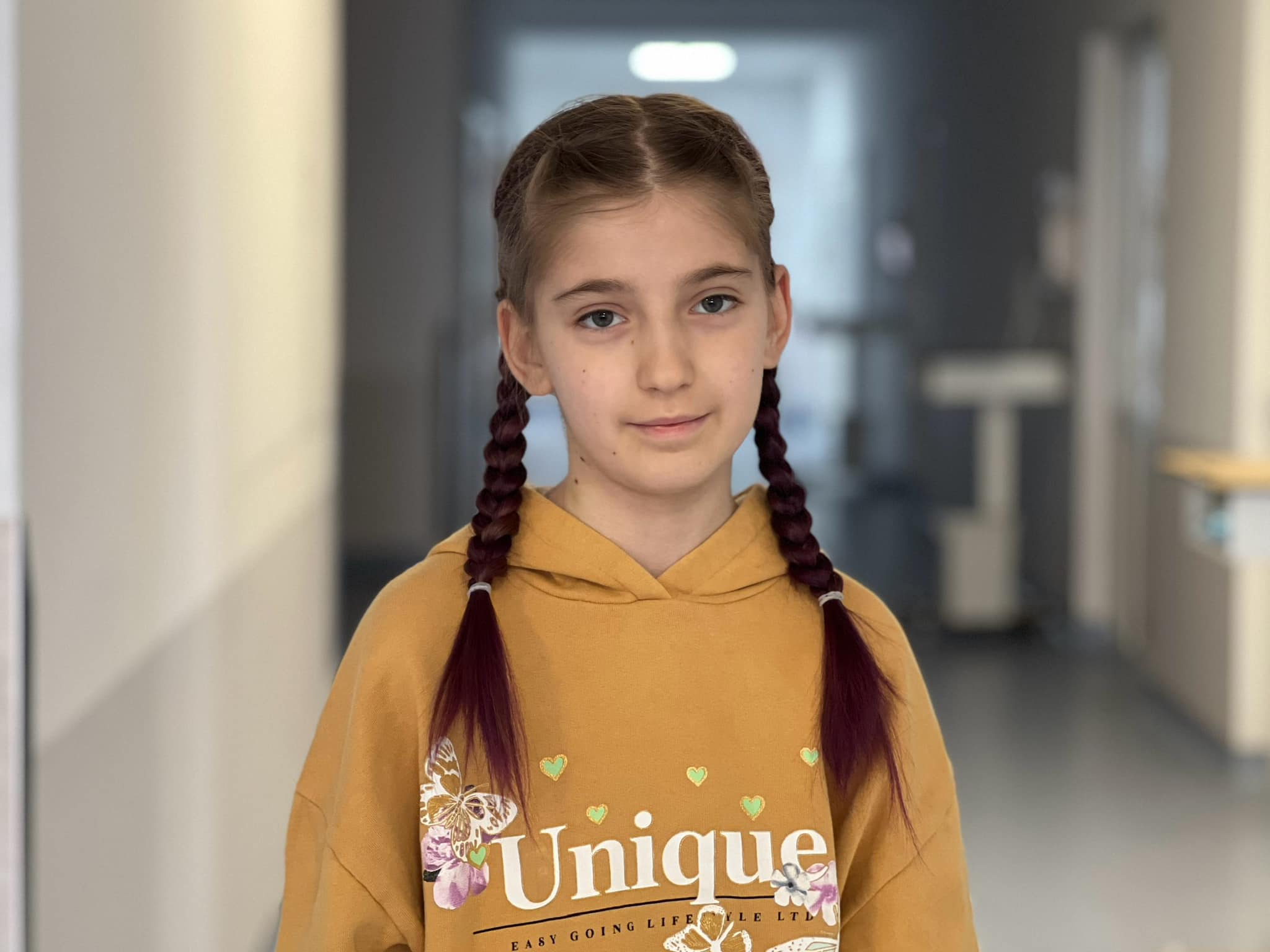 На зображенні може бути: 1 особа, коси, дитина та текст