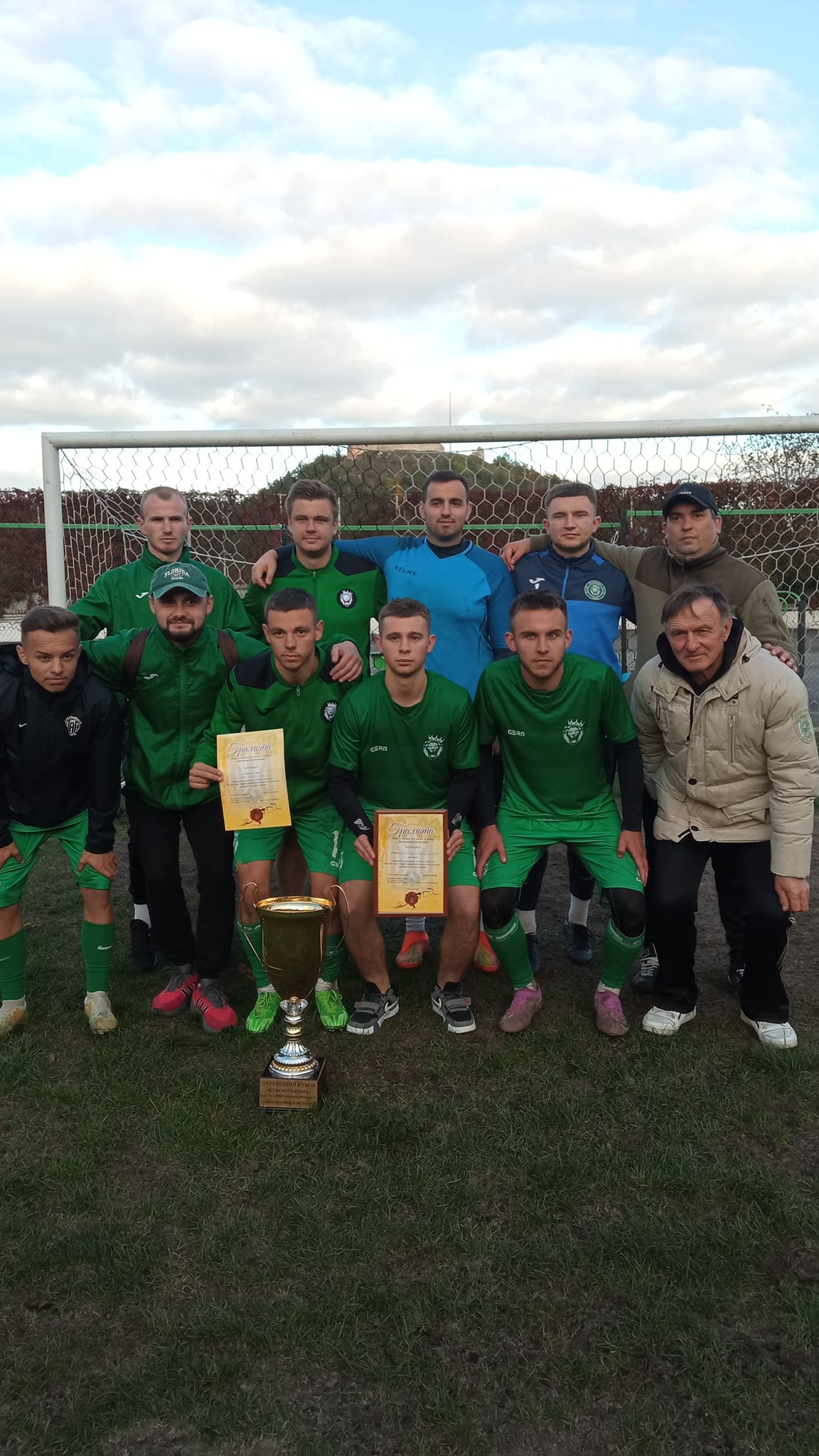 Новини Тернополя - фото з Кубок Сокола: на Тернопільщині провели змагання в пам’ять про футболіста, який героїчно загинув На зображенні може бути: 9 людей, люди грають у футбол, гравці в футбол та трава