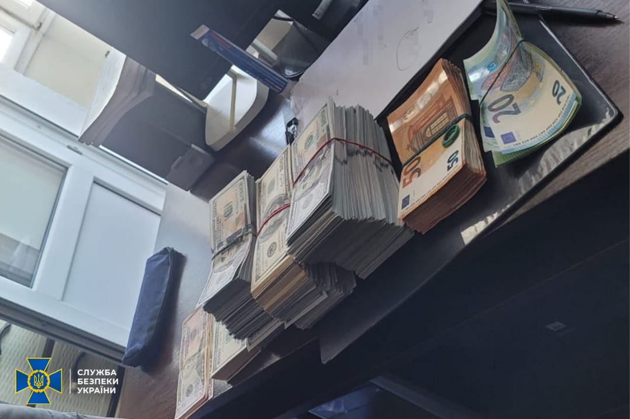 Новини Хмельницького - фото з На Хмельниччині затримали лікарів, які «списували» ухилянтів з обліку: деталі