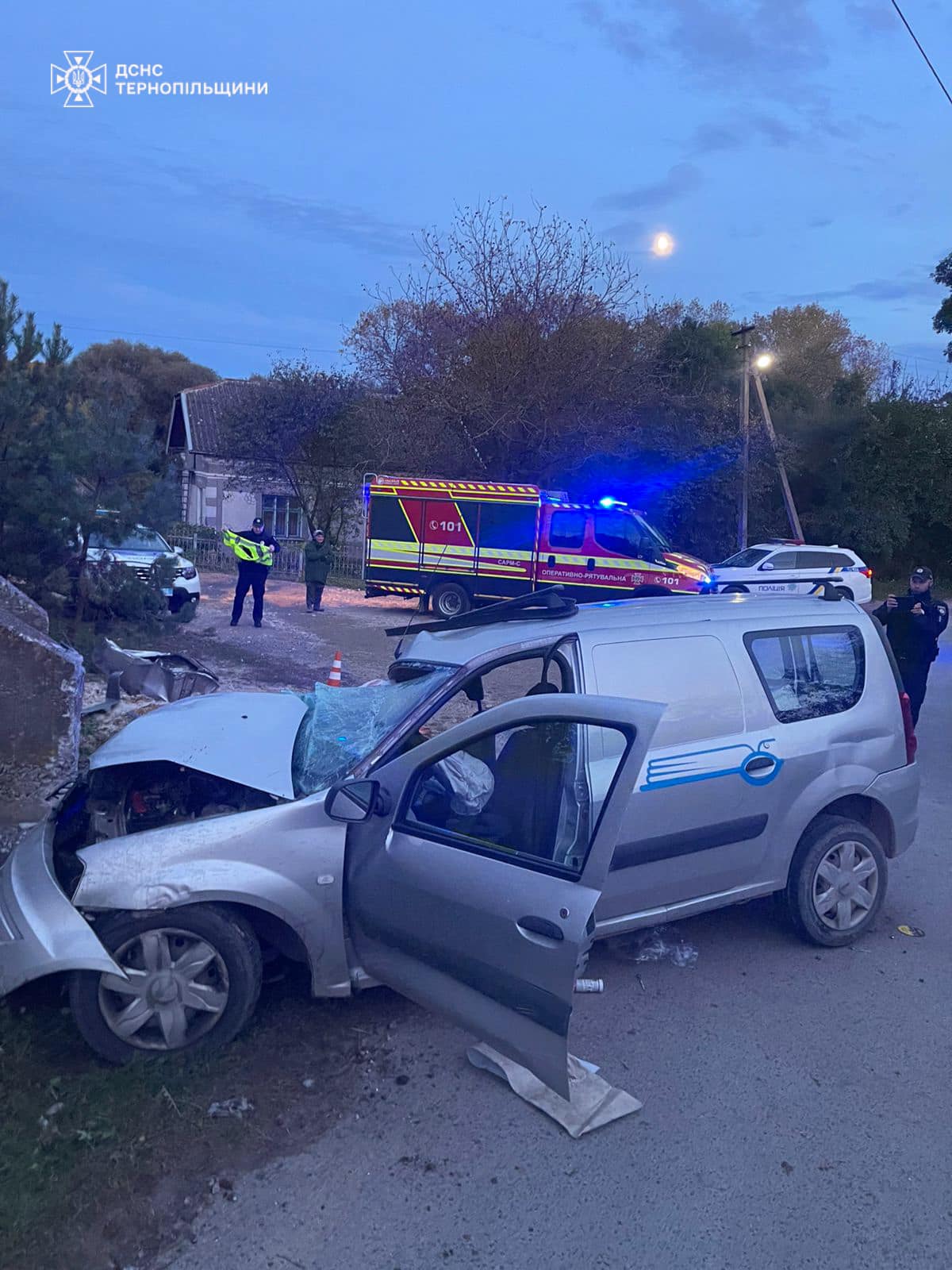 Новини Тернополя - фото з У Лозовій авто врізалось в паркан: загинула людина На зображенні може бути: 3 людини, автомобіль, швидка допомога та текст