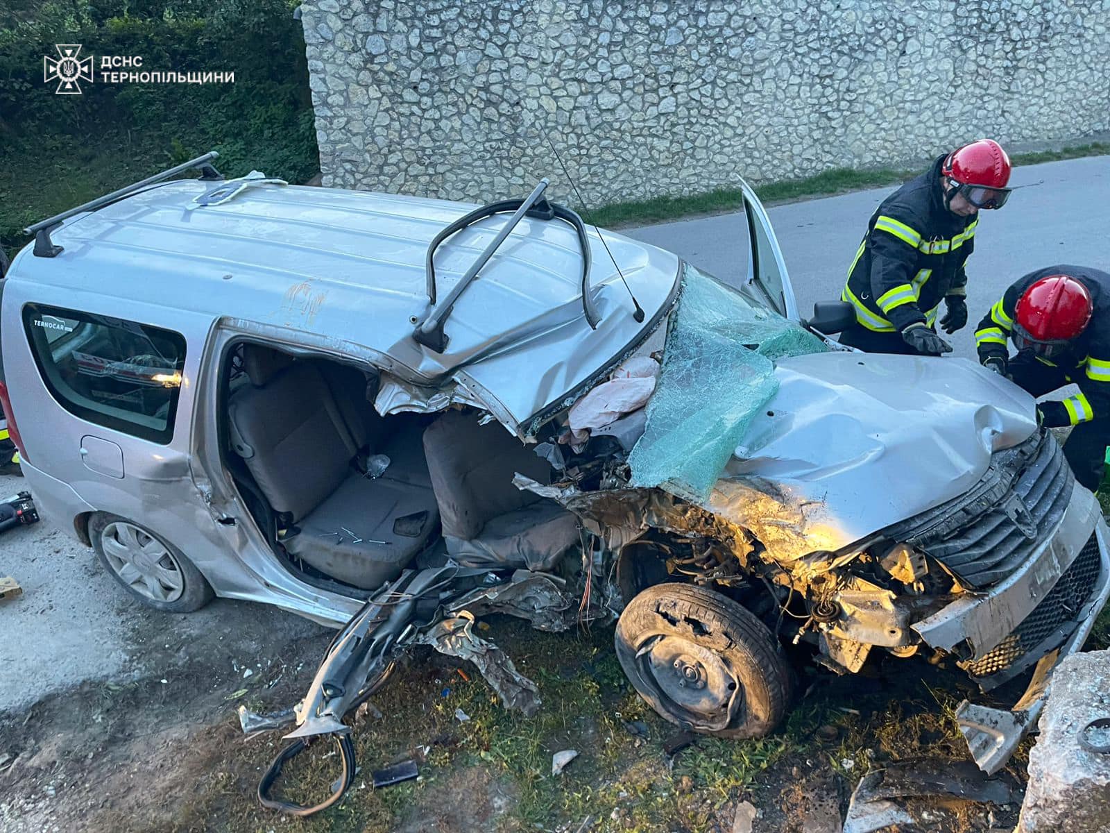 Новини Тернополя - фото з У Лозовій авто врізалось в паркан: загинула людина На зображенні може бути: 2 людини, швидка допомога, автомобіль та текст