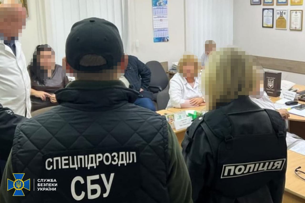 Новини Хмельницького - фото з На Хмельниччині затримали лікарів, які «списували» ухилянтів з обліку: деталі
