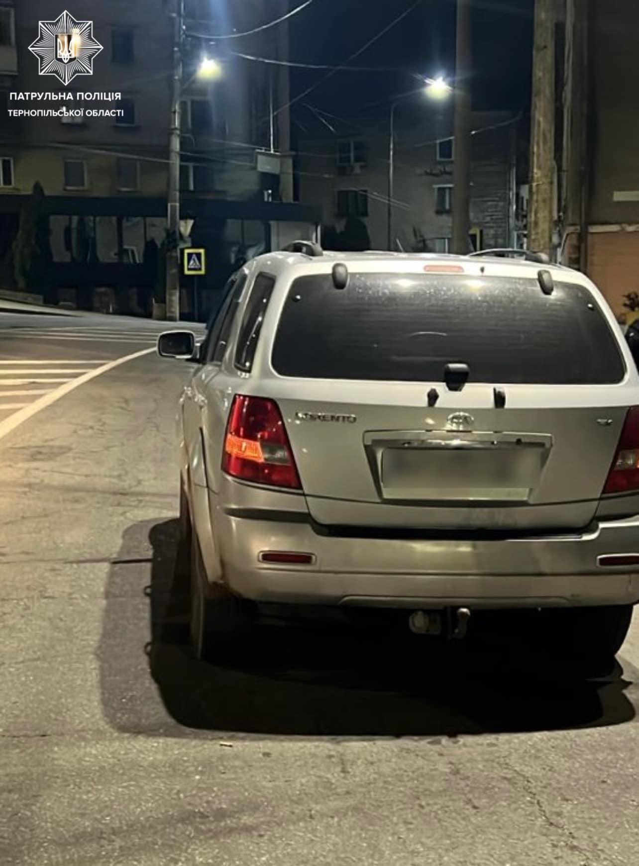 Новини Тернополя - фото з Побачив патрульних і зупинився посеред дороги: на Руській затримали водія і виявили в нього наркотики На зображенні може бути: джип, автомобіль, освітлення та текст