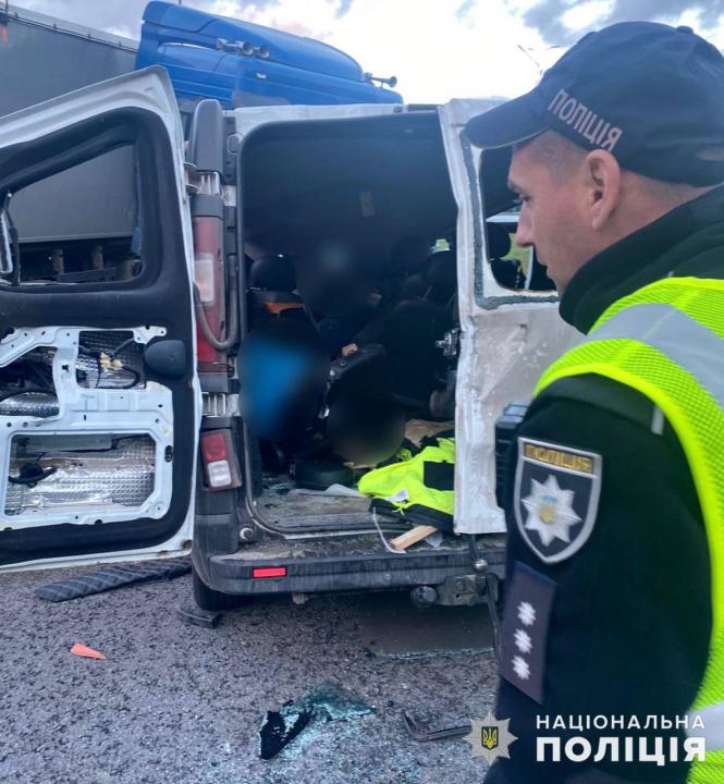 Новини Вінниці - фото з Шість жертв у автотрощі біля Писарівки: зіткнулися вантажівка та мікроавтобус (ОНОВЛЕНО)