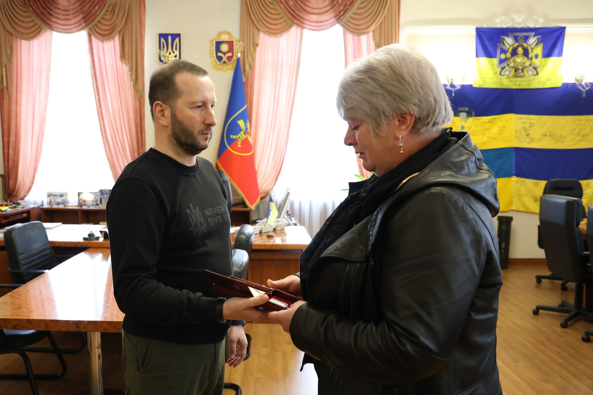 На зображенні може бути: 2 людини та текст