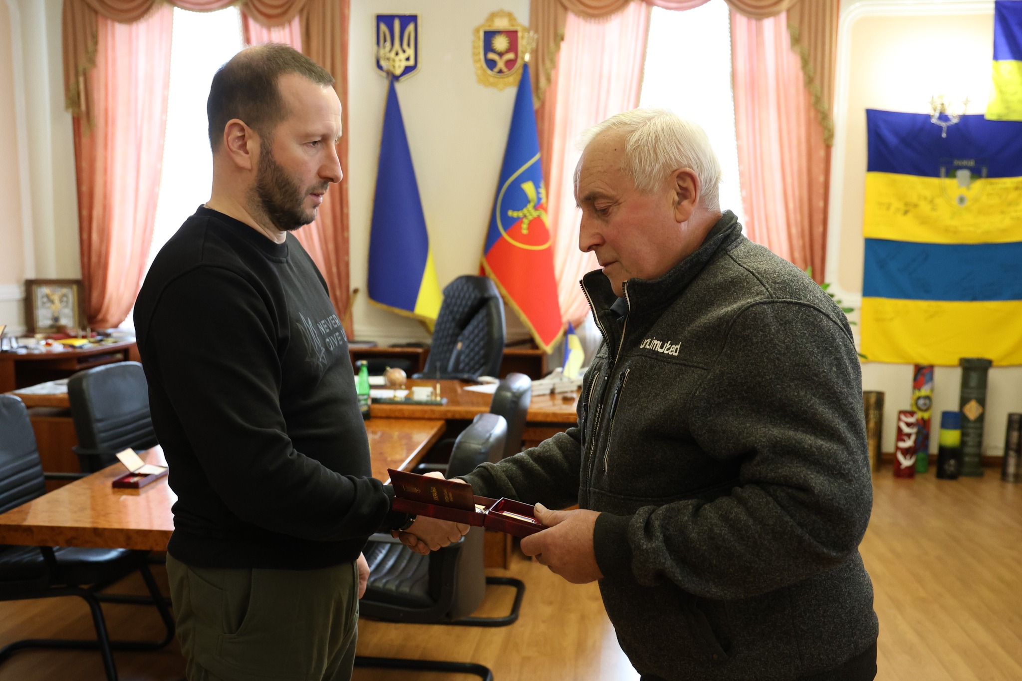 На зображенні може бути: 2 людини та текст