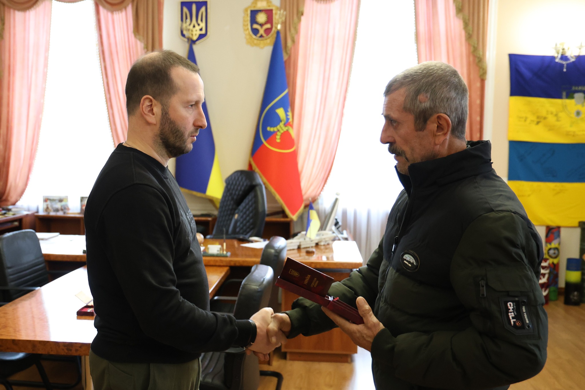 На зображенні може бути: 2 людини та текст «Dg 10 CHILL CH»