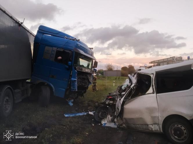 Новини Вінниці - фото з Шість жертв у автотрощі біля Писарівки: зіткнулися вантажівка та мікроавтобус (ОНОВЛЕНО)
