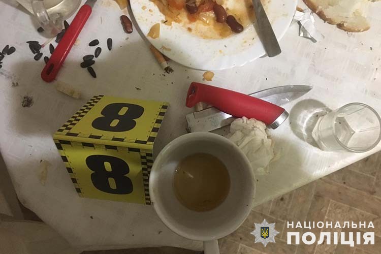 Новини Тернополя - фото з Застілля в Кременці закінчилось кривавою бійкою: поранений ножем гість півгодини йшов до лікарні на тернопільщині поліцейські затримали чоловіка, який ножем поранив знайомого