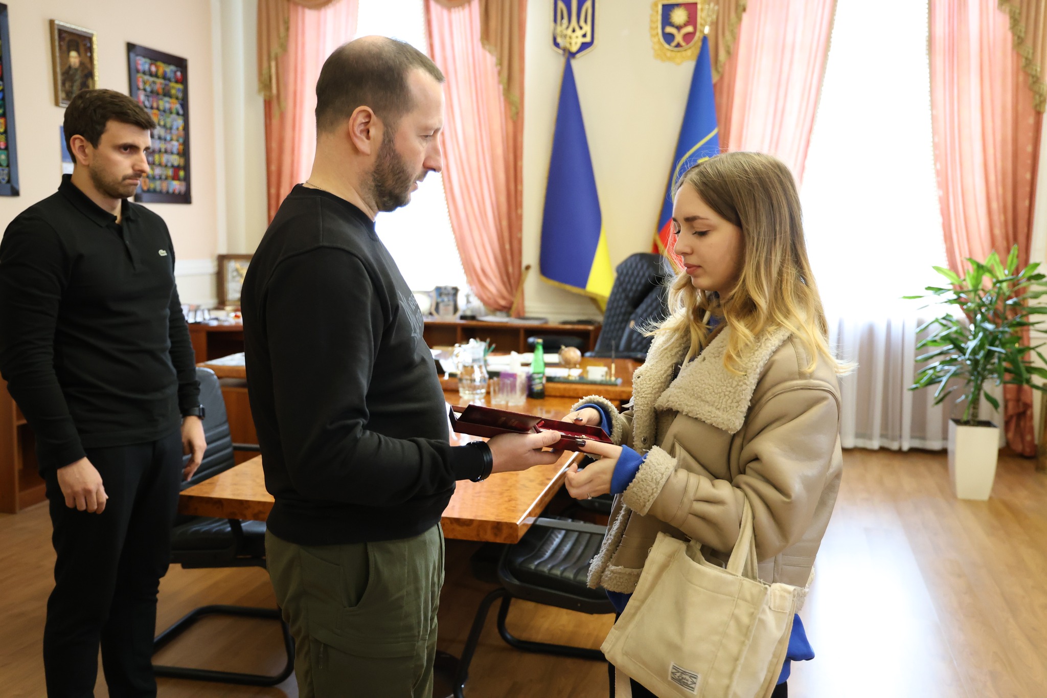 На зображенні може бути: 3 людини, люди навчаються та текст