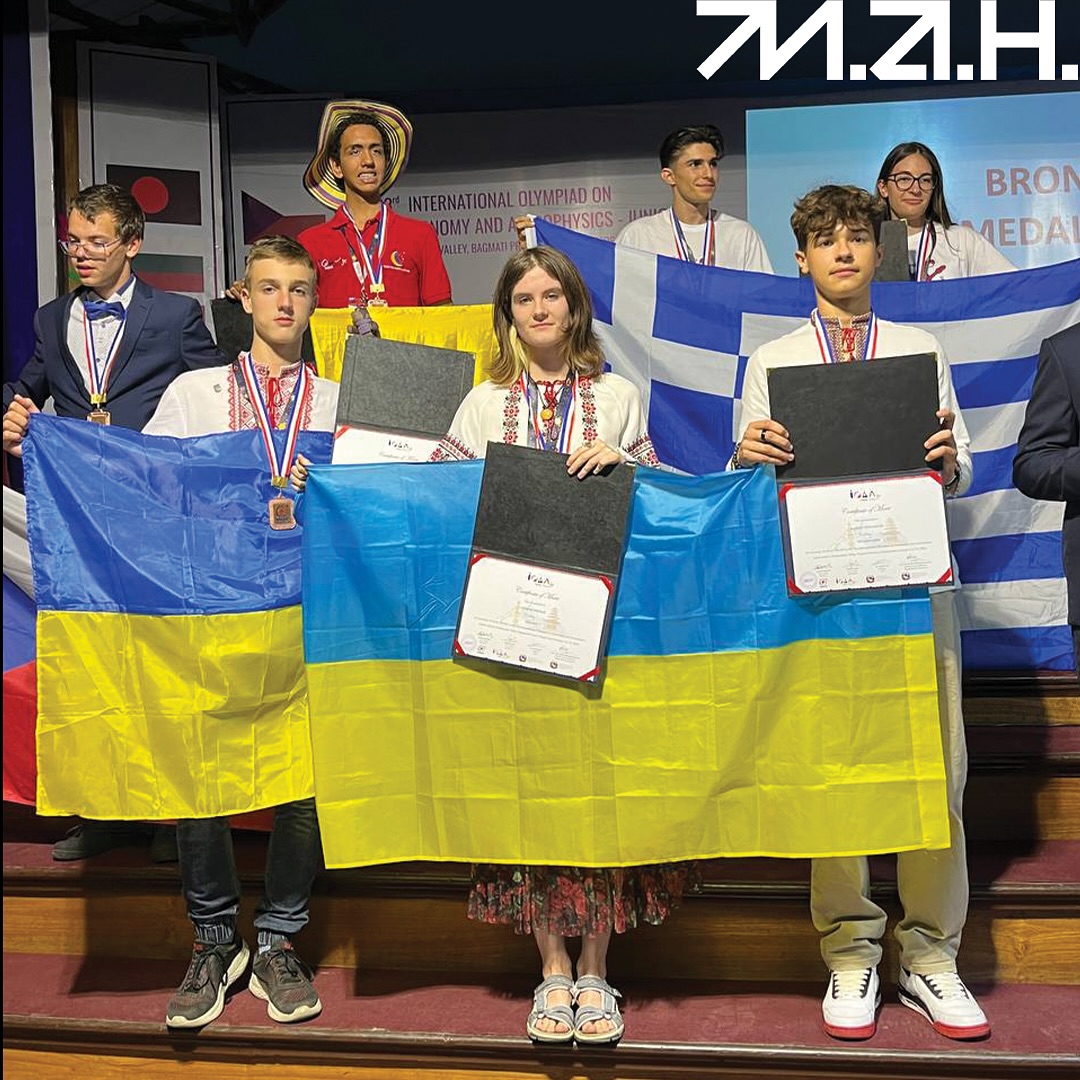 Новини Тернополя - фото з Школярка з Тернополя привезла з Непалу бронзу, яку виборола на олімпіаді з астрономії та фізики На зображенні може бути: 8 людей та текст