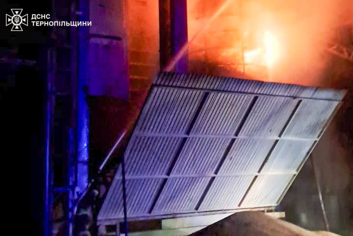 Новини Тернополя - фото з У Чортківському районі горіла зерносушарка