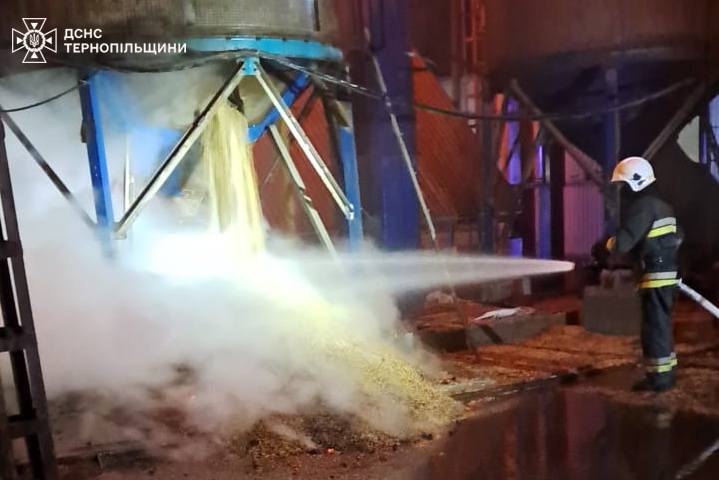 Новини Тернополя - фото з У Чортківському районі горіла зерносушарка
