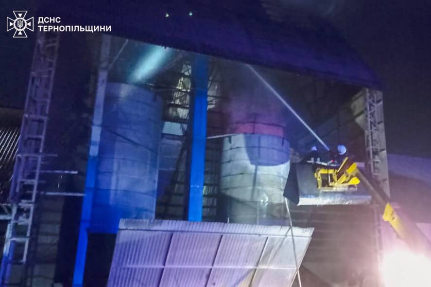 Новини Тернополя - фото з У Чортківському районі горіла зерносушарка