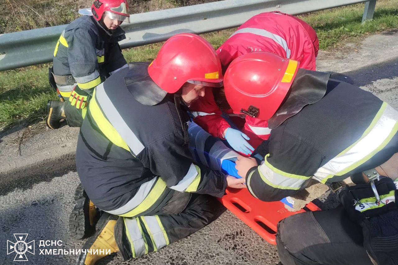 Новини Хмельницького - фото з На Хмельниччині зіштовхнулися дві вантажівки: є травмовані