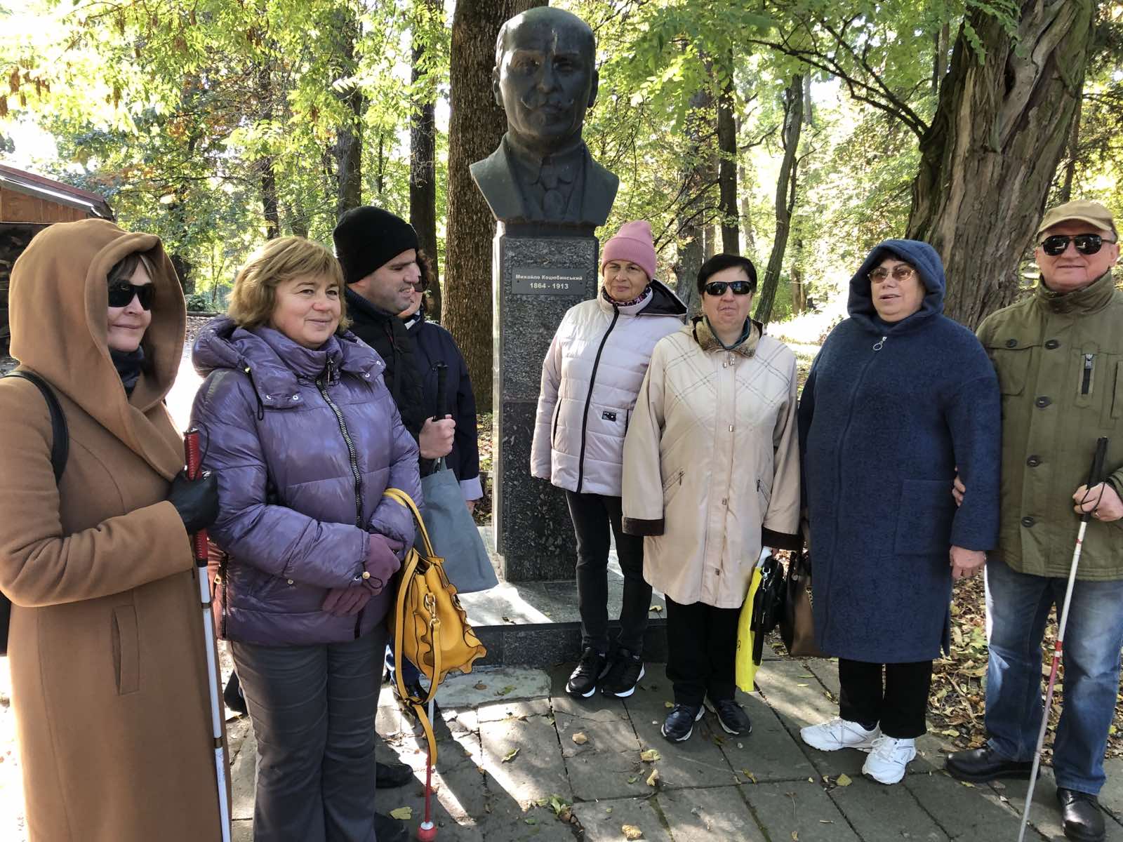 Новини Вінниці - фото з Для незрячих у Вінниці влаштували екскурсію Алеєю видатних земляків