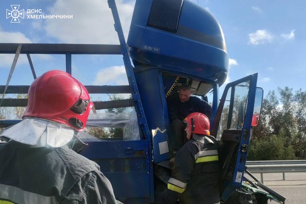 Новини Хмельницького - фото з На Хмельниччині зіштовхнулися дві вантажівки: є травмовані