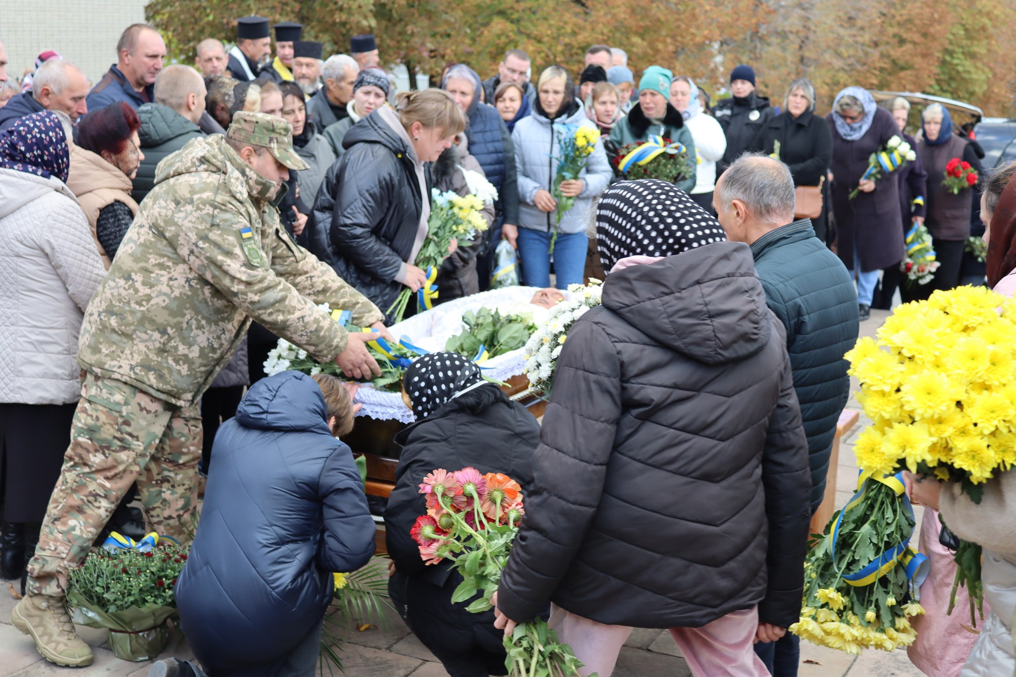 Новини Тернополя - фото з У Вишнівецькій громаді навколішки зустрічали Героїв Олександра Скакуна та Івана Гуцала На зображенні може бути: 6 людей та текст