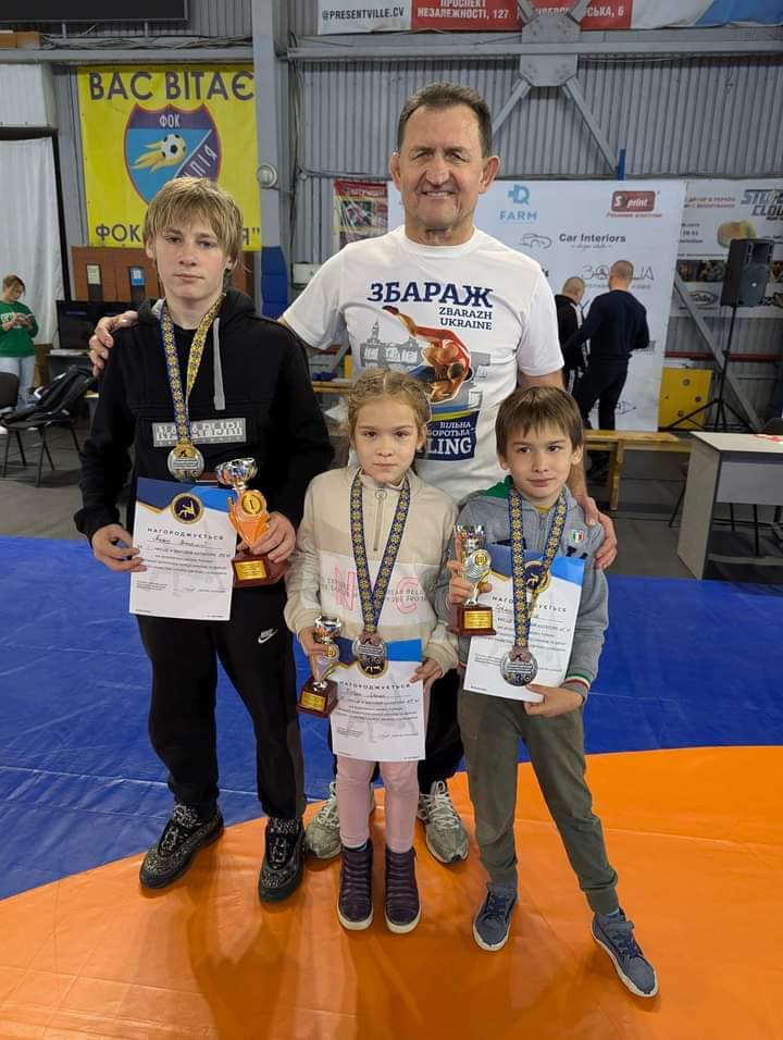 Новини Тернополя - фото з Юні спортсмени зі Збаража здобули перемоги на Всеукраїнському турнірі з вільної боротьби На зображенні може бути: 6 людей та текст