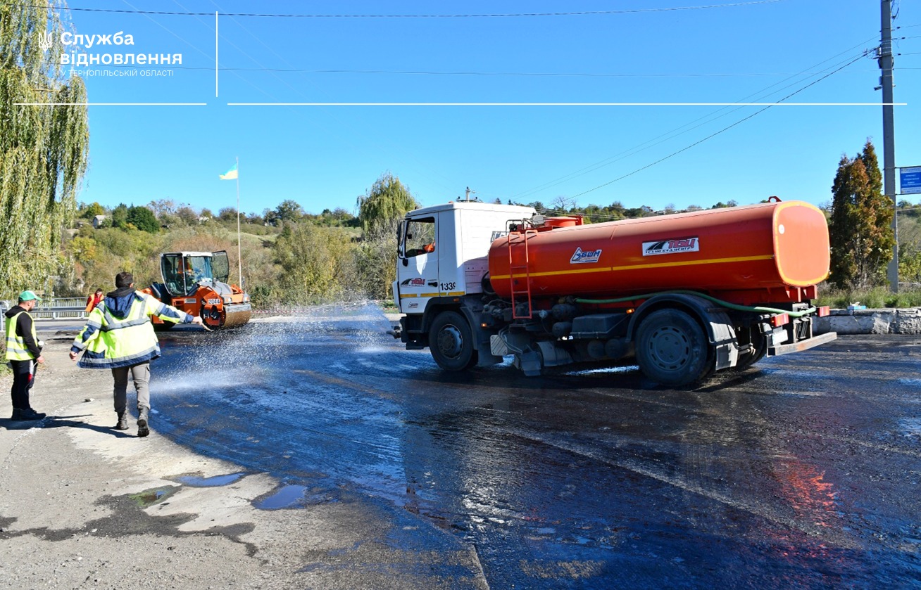 Новини Тернополя - фото з Коли відкриють міст через Збруч у Гусятині На зображенні може бути: 2 людини та текст