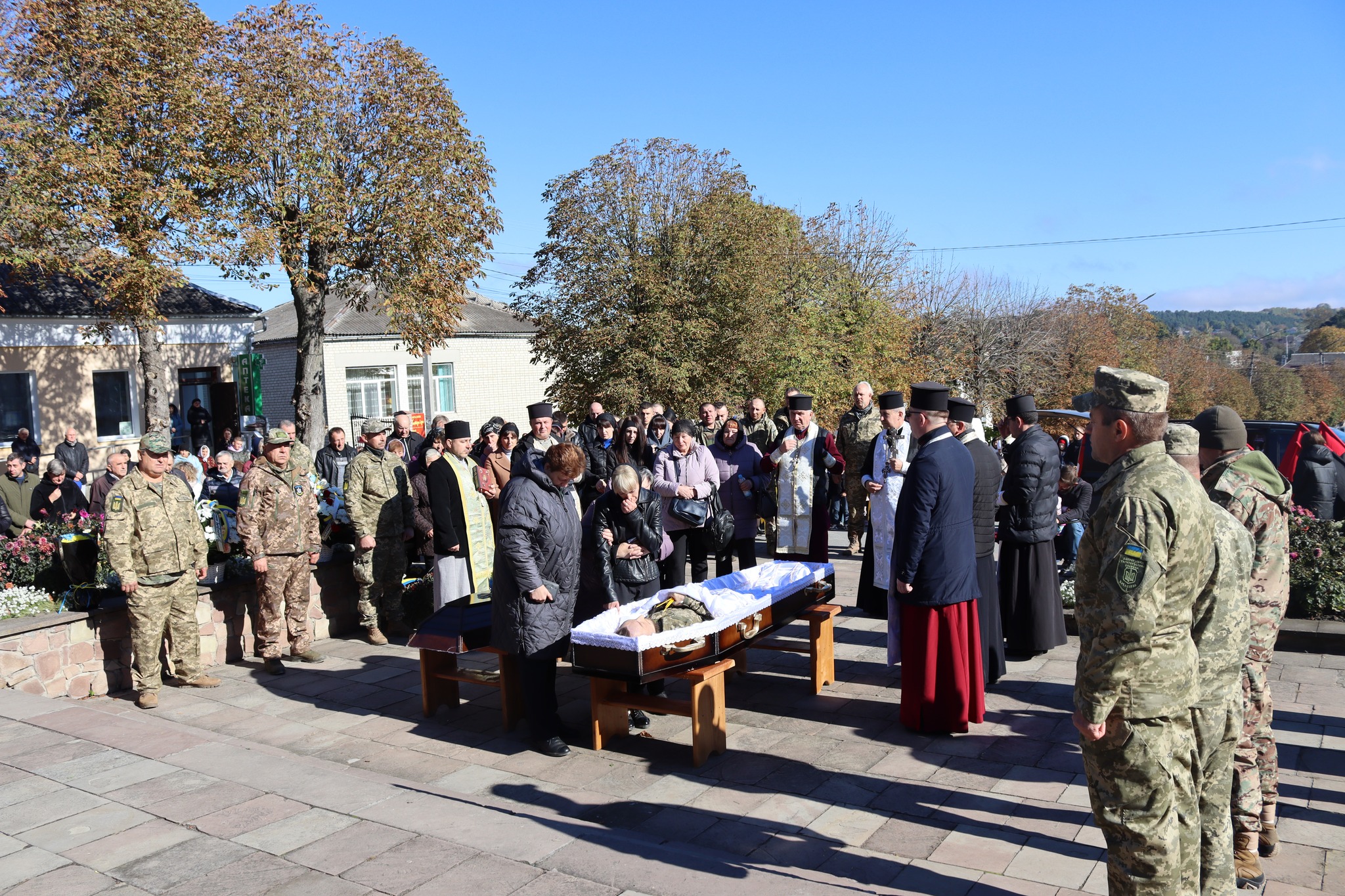 Новини Тернополя - фото з У Вишнівецькій громаді навколішки зустрічали Героїв Олександра Скакуна та Івана Гуцала На зображенні може бути: 4 людини, могила невідомого солдата та текст