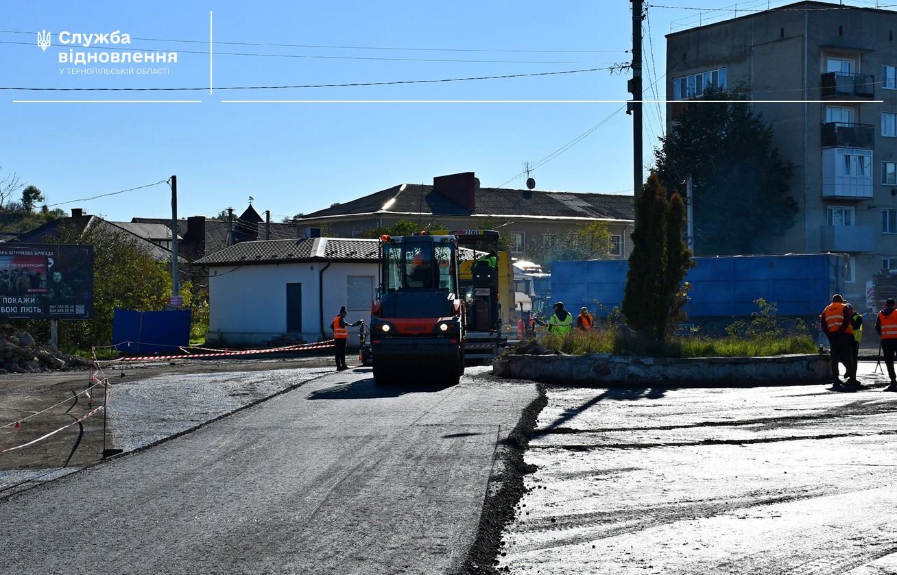 Новини Тернополя - фото з Коли відкриють міст через Збруч у Гусятині На зображенні може бути: 6 людей, дорога, вулиця та текст