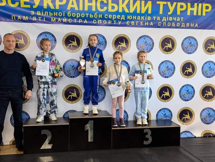 Новини Тернополя - фото з Юні спортсмени зі Збаража здобули перемоги на Всеукраїнському турнірі з вільної боротьби На зображенні може бути: 5 людей та текст