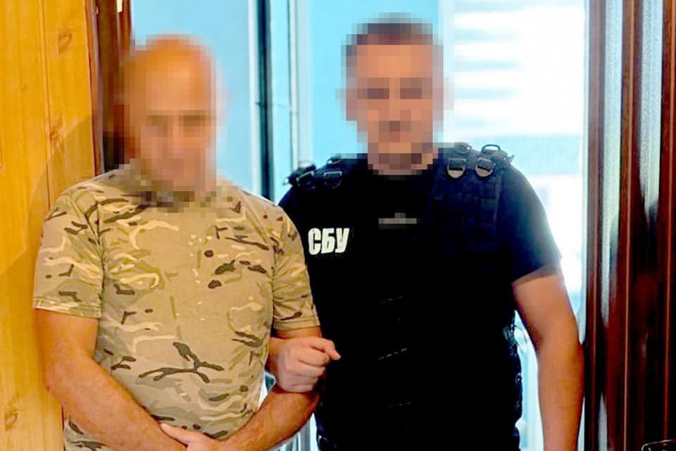 Новини Тернополя - фото з Двоє чоловіків з Тернопільщини пробували торгувати «трофейною» зброєю ворогів На зображенні може бути: 2 людини